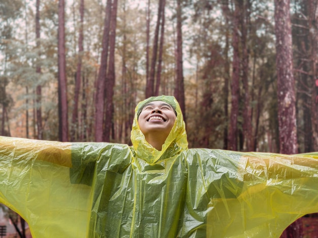 Foto porträt eines lächelnden jungen im wald