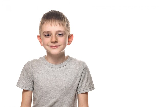 Porträt eines lächelnden Jungen in einem grauen T-Shirt. Schüler.