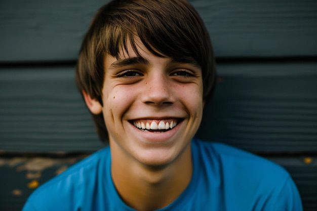 Foto porträt eines lächelnden jungen jungen in einem blauen t-shirt