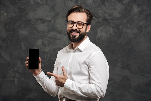 Porträt eines lächelnden jungen Mannes gekleidetes weißes Hemd
