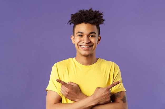 Porträt eines lächelnden jungen Mannes vor grauem Hintergrund