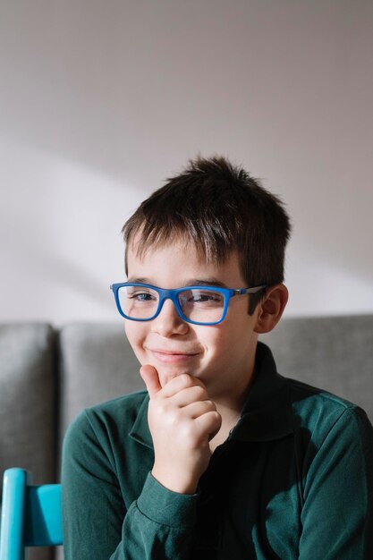 Porträt eines lächelnden Jungen mit blauer Brille