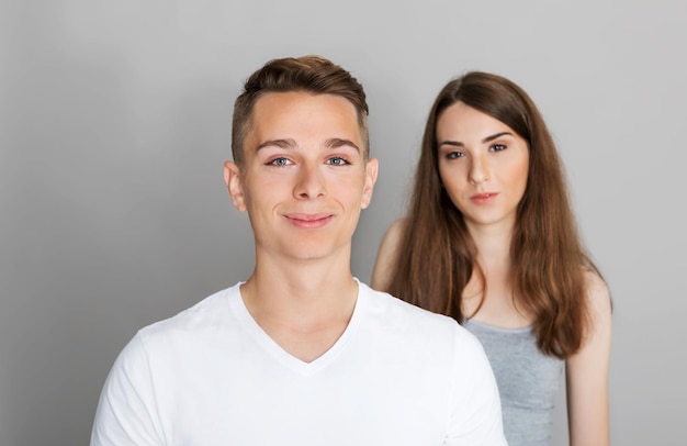 Porträt eines lächelnden jungen Paares auf weißem Hintergrund