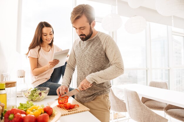 Porträt eines lächelnden jungen Paares, das kocht