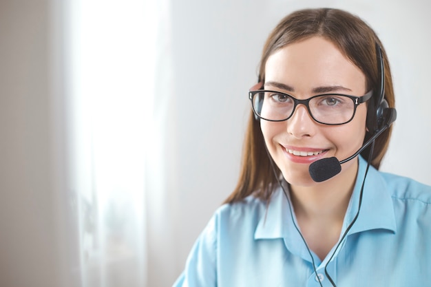 Porträt eines lächelnden Mädchen-Call-Center-Betreibers.