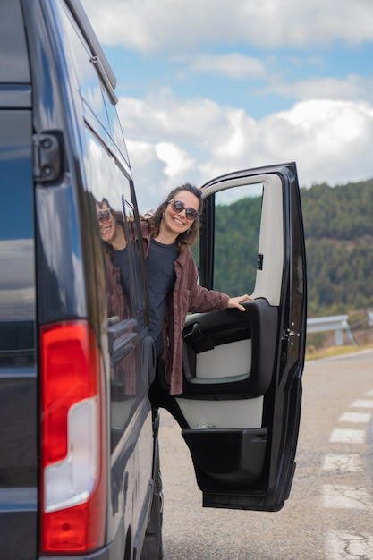 Porträt eines lächelnden Mädchens, das sich aus dem Auto lehnt