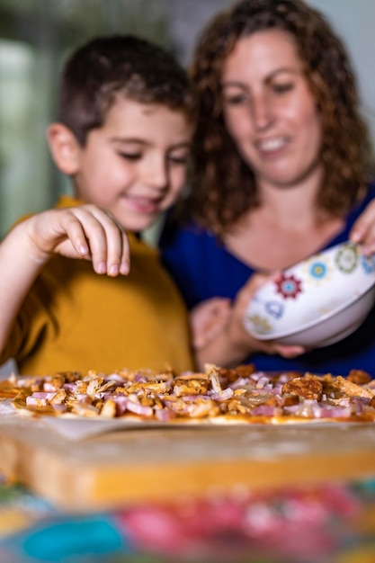 Porträt eines lächelnden Mädchens mit Eis