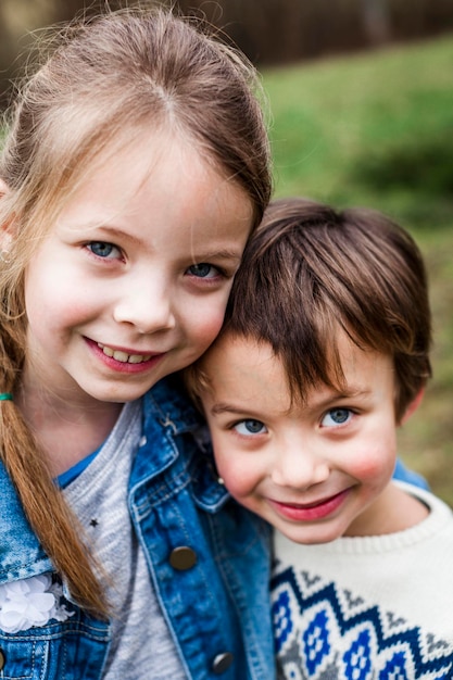 Foto porträt eines lächelnden mädchens mit seinem bruder.