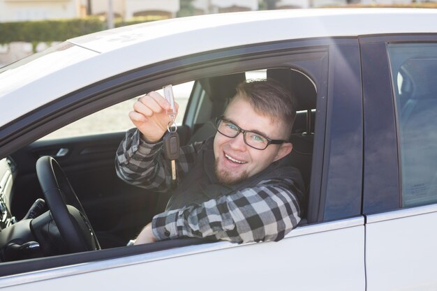 Foto porträt eines lächelnden mannes, der im auto sitzt