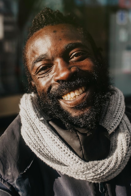 Porträt eines lächelnden schwarzen Mannes in einer Straße