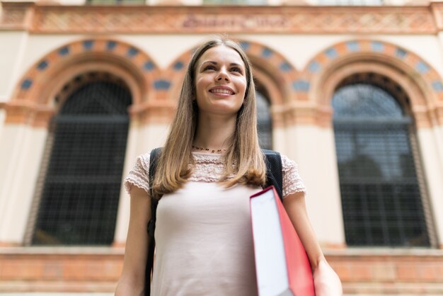 Porträt eines lächelnden Studenten