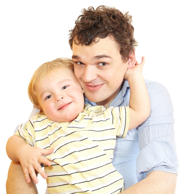 Porträt eines lächelnden Vaters mit Sohn auf weißem Hintergrund