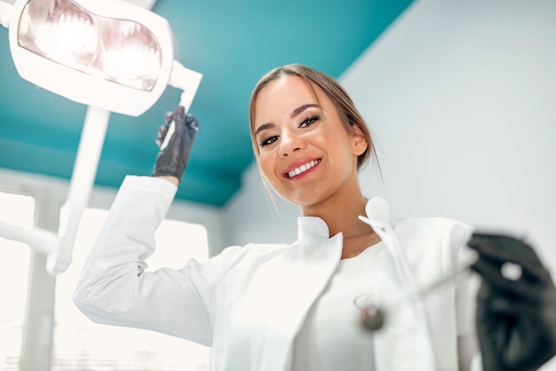 Porträt eines lächelnden Zahnarztes aus der Perspektive eines Patienten.