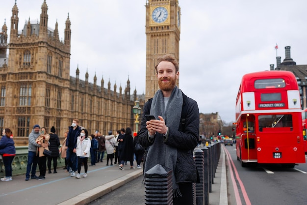 Porträt eines lässigen Mannes mit einem Smartphone in London