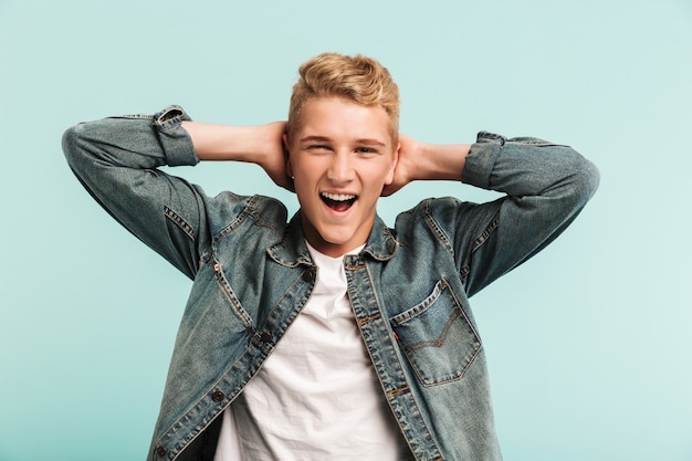 Foto porträt eines lässigen teenagers in jeansjacke