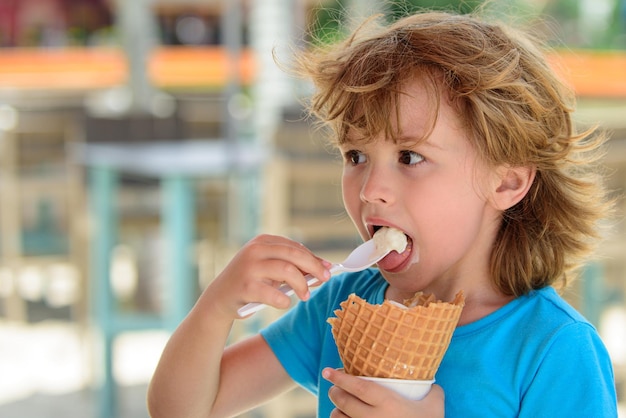 Foto porträt eines lustigen kindes, das leckeres eis isst