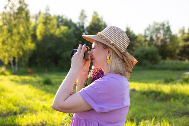 Porträt eines Mädchenfotos in einem blühenden Feld in der Sonne bei Sonnenuntergang