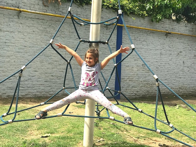 Porträt eines Mädchens auf der Schaukel auf dem Spielplatz