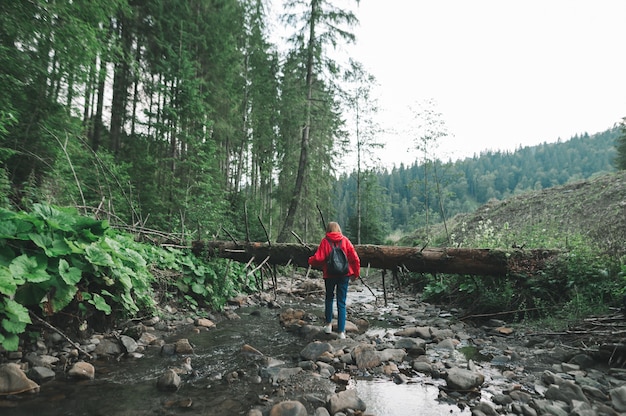 Porträt eines Mädchens auf einer Wanderung