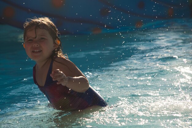 Porträt eines Mädchens, das im Schwimmbad steht