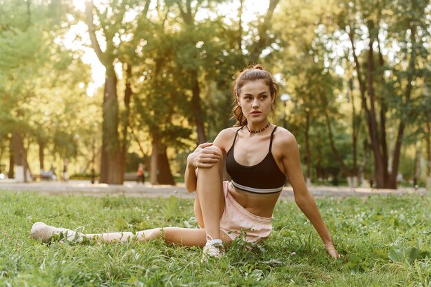 Porträt eines Mädchens, das nach dem Training im Freien stillsteht. Machen Sie eine Pause nach dem Yoga oder Stretching.