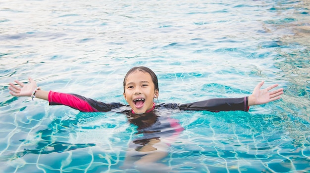 Foto porträt eines mädchens im schwimmbad