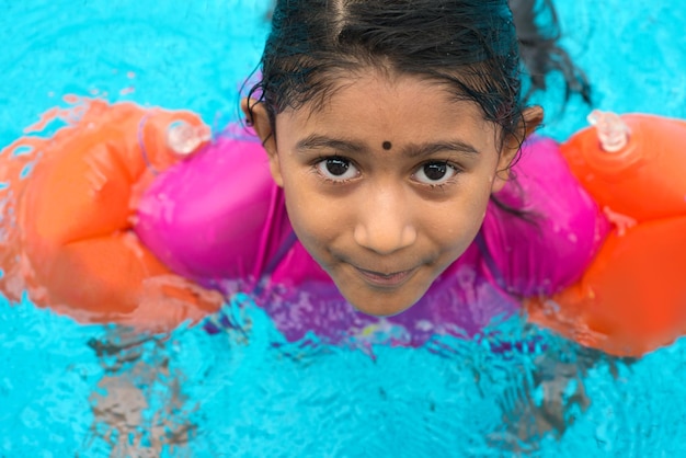 Foto porträt eines mädchens im schwimmbad