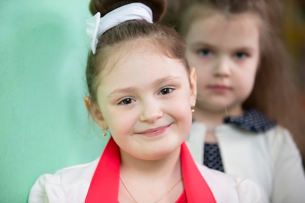 Porträt eines Mädchens im Vorschulalter Ein sechsjähriges Kind lächelt