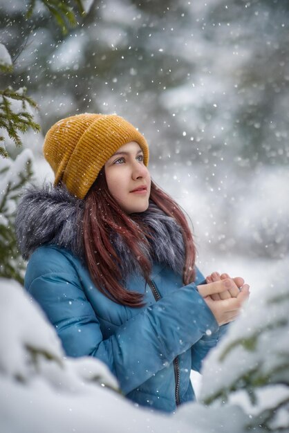 Porträt eines Mädchens im Winter im Park