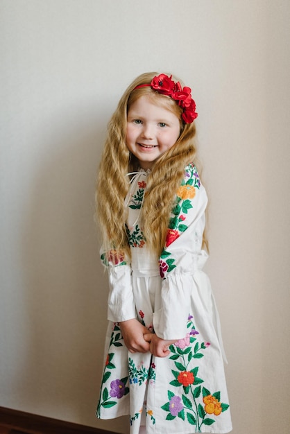 Porträt eines Mädchens in besticktem ukrainischen Volkskleid Ein Kind mit Kranz aus Mohnblumen auf dem Kopf Nationales ethnisches traditionelles Kostüm oder Kleid Ukrainisches Mädchen Ukrainische Bräuche Traditionen