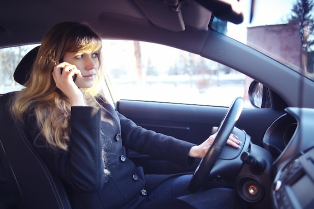 Porträt eines Mädchens in einem Autofahrer am Steuer