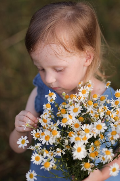 Foto porträt eines mädchens mit gänseblümchen