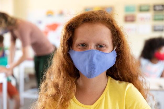 Porträt eines Mädchens mit Gesichtsmaske in der Schule