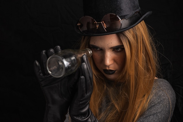 Porträt eines Mädchens mit hellem Herbstfancy Make-up im Steam-Punk-Stil