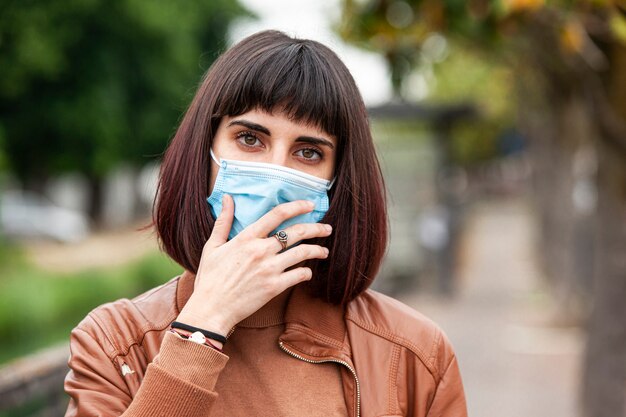 Porträt eines Mädchens mit medizinischer Maske im Freien während der Covid-Quarantäne in Italien