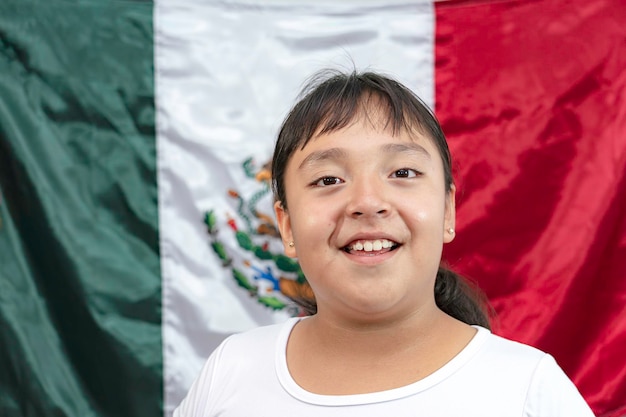 Porträt eines Mädchens mit mexikanischer Flagge