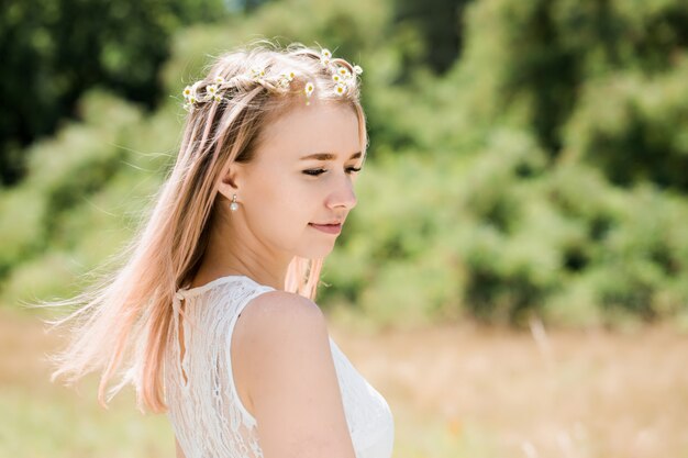 Porträt eines Mädchens mit rosa Haaren mit Kamille