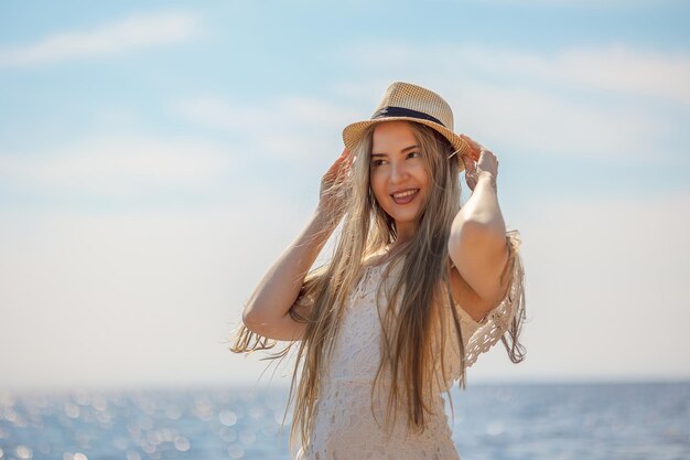 Porträt eines Mädchens mit Strandhut an einem Sommertag im Freien