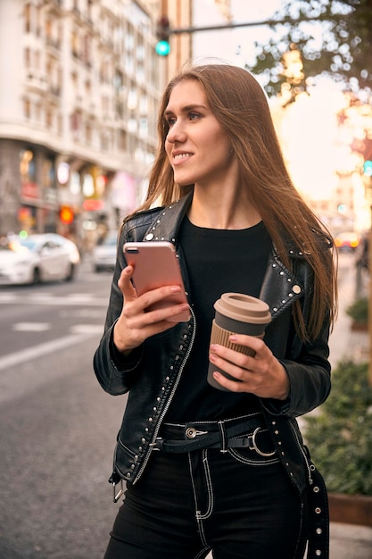 Porträt eines Mädchens mit Telefon und Kaffee