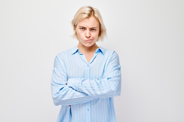 Porträt eines Mädchens mit traurigem Gesicht beleidigt und weint auf weißem Hintergrund Nervenstress Unsicherheit Konzept