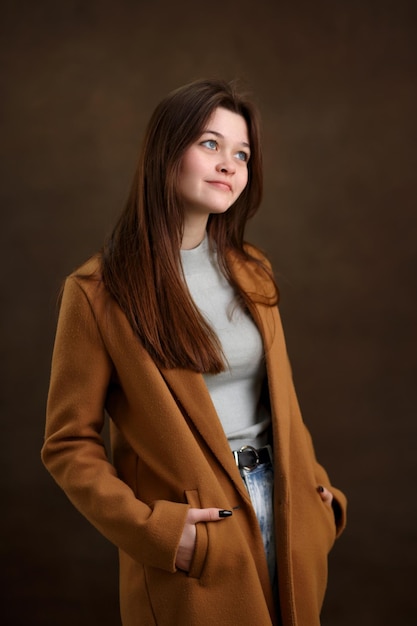 Porträt eines Mädchens Nahaufnahme ein Mädchen auf braunem Hintergrund ein schöner Look