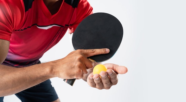 Foto porträt eines männlichen athleten des sportlers, der isoliert tischtennis spielt