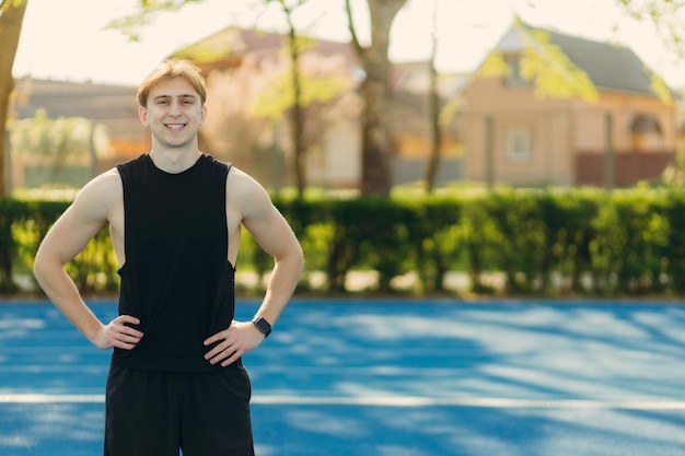 Porträt eines männlichen Athleten während des Trainings im Stadion