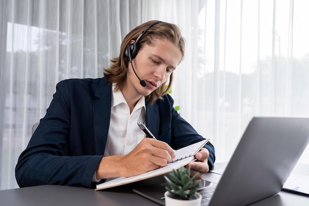 Porträt eines männlichen Kundendienstmitarbeiters oder Telesales-Agenten