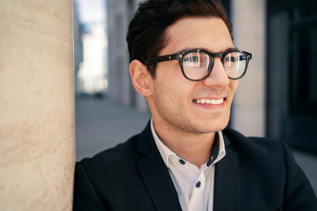 Porträt eines männlichen Managers mit Brille und lächelnden weißen Zähnen