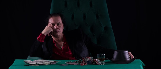 Porträt eines männlichen Pokerspielers