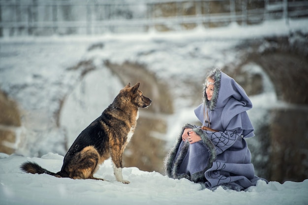 Porträt eines Märchenmädchenelfen mit Hund