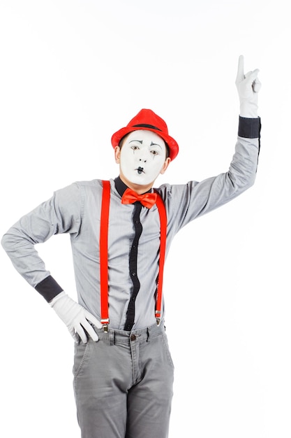 Porträt eines Mannes artistclown MIME Zeigt etwas isoliert auf weißem Hintergrund