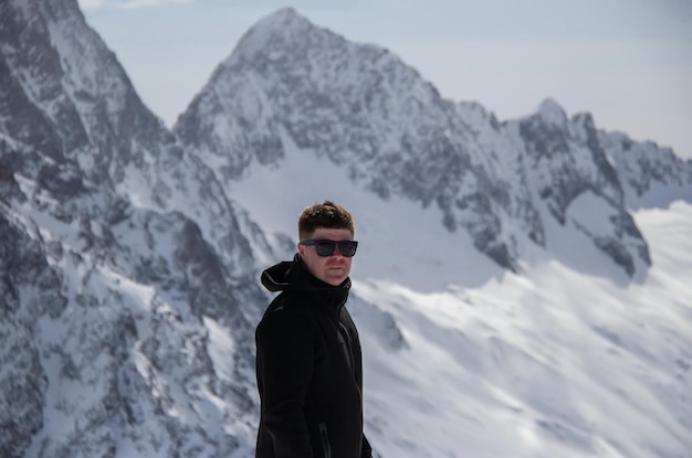 Porträt eines Mannes auf einem schneebedeckten Berg.