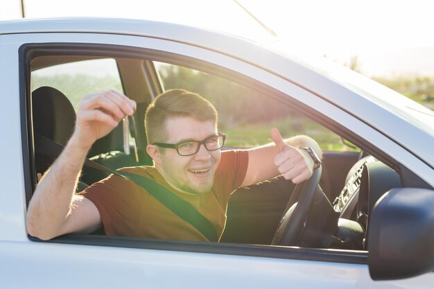 Foto porträt eines mannes, der am autofenster sitzt